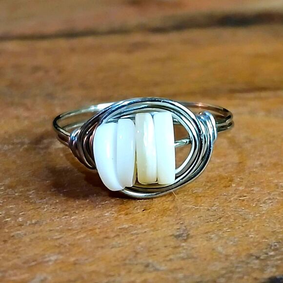 White & Cream Seashell Beaded Ring, Wire Wrapped, Silver Tone, Mermaid, Size 10 - Picture 1 of 3